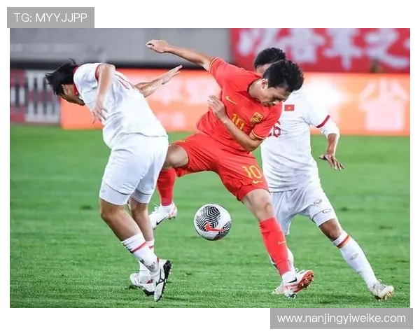 中国与越南足球队激战正酣谁能在亚洲赛场上笑到最后