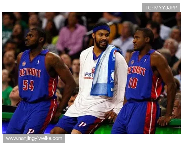 凯尔特人与汉密尔顿的激烈对决展现篮球魅力与团队精神 凯尔特人与汉密尔顿的激烈对决展现篮球魅力与团队精神