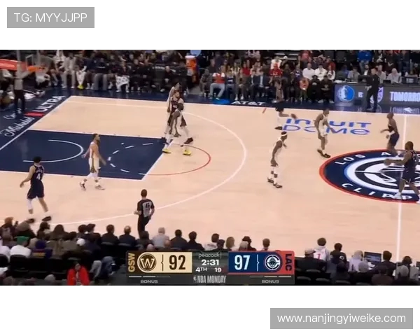 勇士与快船激战正酣2月24日CCTV直播精彩瞬间回顾 勇士与快船激战正酣2月24日CCTV直播精彩瞬间回顾