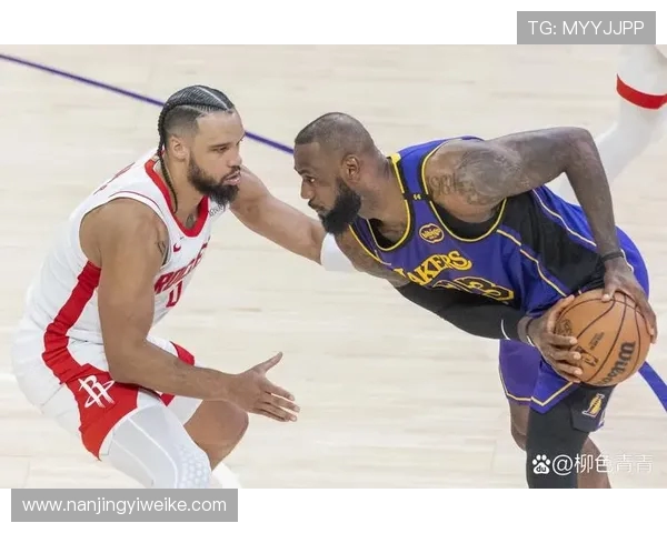 湖人对阵雄鹿的精彩对决结果揭晓球迷热议赛场表现与战术分析