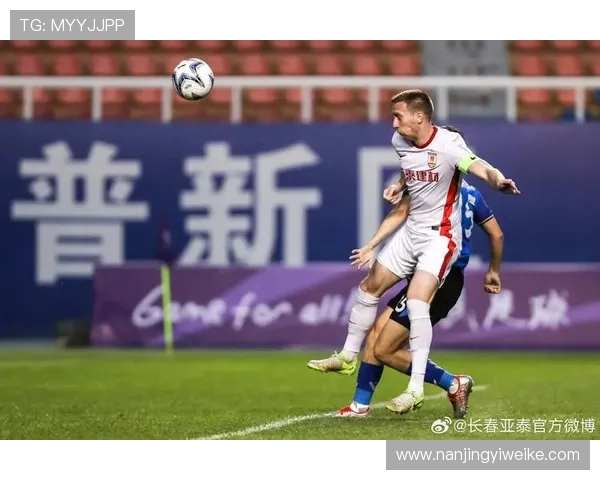 直播盛况申鑫与亚泰激战正酣球迷齐聚见证精彩瞬间 直播盛况申鑫与亚泰激战正酣球迷齐聚见证精彩瞬间