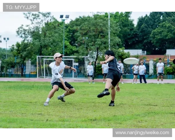 重庆飞盘队在全国飞盘配合排行榜中荣获第六名的佳绩引发关注